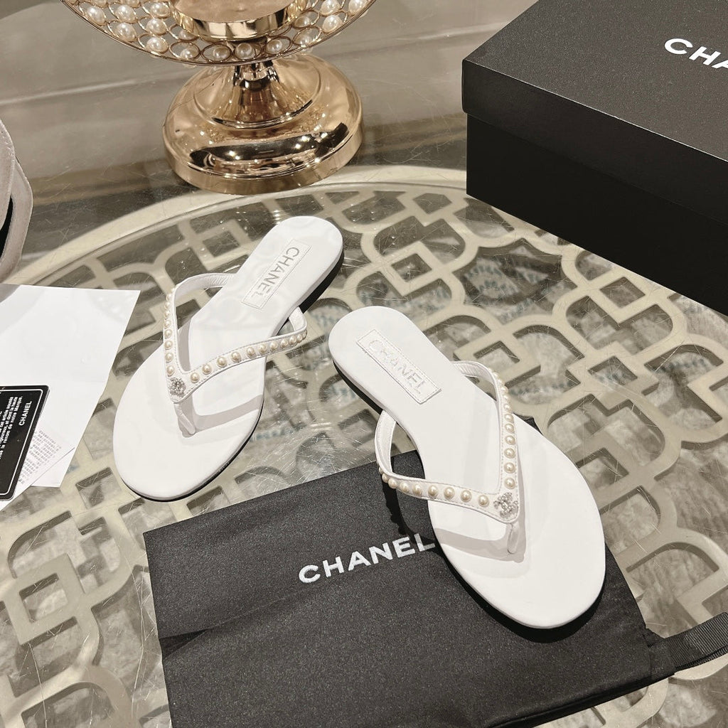 CHANEL PEARL THONG SANDAL IN WHITE LAMBSKIN